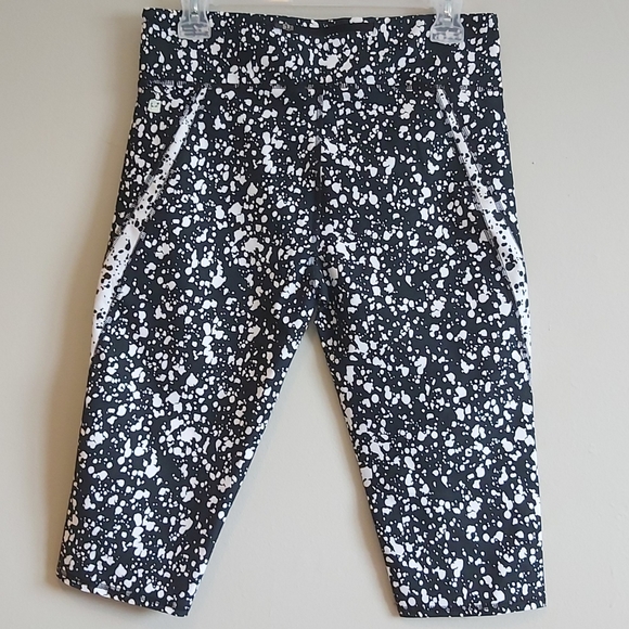 NWOT Fabletics Crop Bottoms Black/White L - Picture 3 of 11